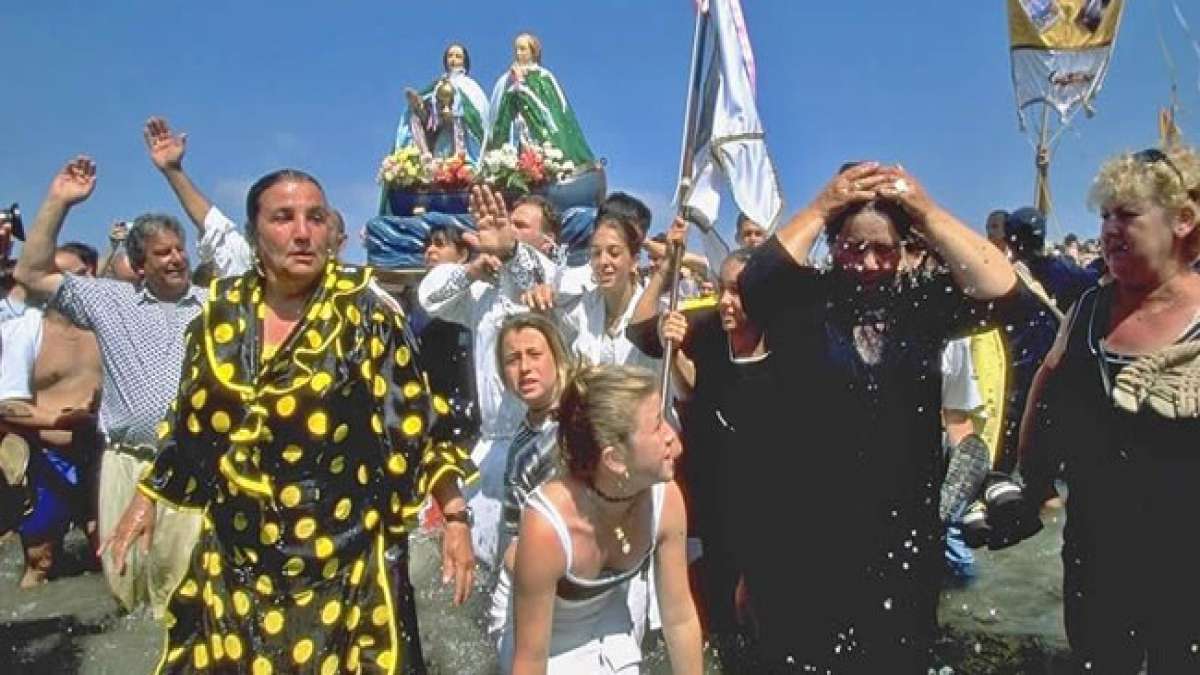Erleben Sie die faszinierende Pilgerfahrt zu Sainte Marie de la Mer in der zauberhaften Camargue, Frankreich.