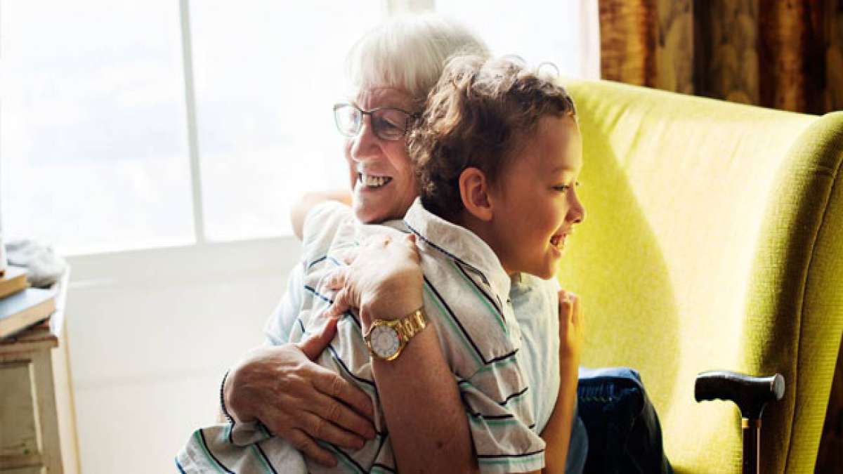 Der Großmuttertag in Deutschland, der am zweiten Sonntag im Oktober begangen wird, würdigt die wichtige Rolle der Großmütter als Betreuerinnen, Kulturvermittlerinnen und Beraterinnen in den Familien.