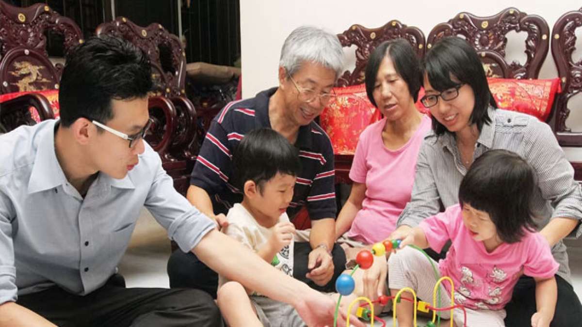 Feiern Sie den Großelterntag in Singapur am vierten Sonntag im November und ehren Sie die besondere Bedeutung und Liebe, die Großeltern in unserer Familie haben.
