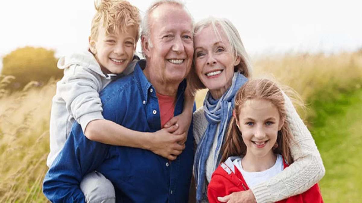 Feiern Sie den Tag der Großeltern in Spanien am 26. Juli und ehren Sie diese besonderen Familienmitglieder, die eine unermüdliche Quelle der Liebe, Weisheit und Führung sind. Feiern Sie den Tag der Großeltern in Spanien am 26. Juli und ehren Sie diese besonderen Familienmitglieder, die eine unermüdliche Quelle der Liebe, Weisheit und Führung sind.