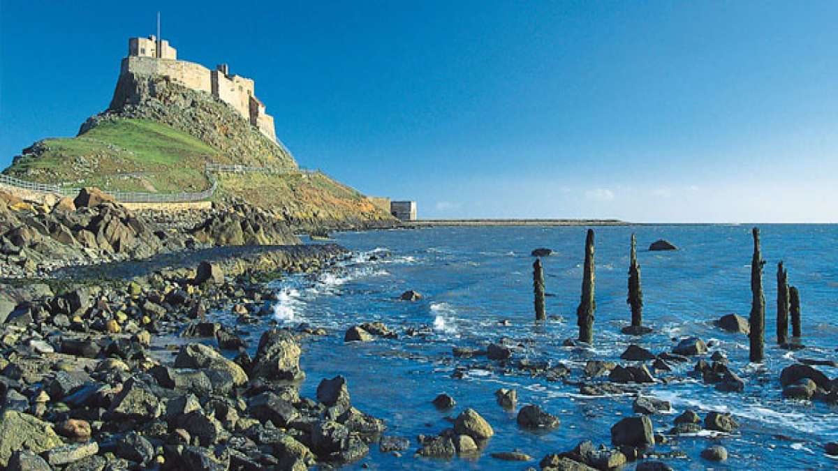Erleben Sie die faszinierende Geschichte Englands am Lindisfarne-Tag, der an den legendären Wikingerüberfall auf die Gezeiteninsel Lindisfarne im Jahr 793 erinnert.