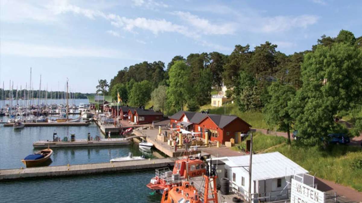 Entdecken Sie die Einzigartigkeit der Åland-Inseln: Ein Teil Finnlands mit einem eigenen Parlament, einer eigenen Flagge und sogar einer eigenen Amtssprache, Schwedisch.