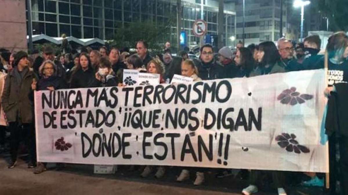 Erfahren Sie die dunkle Geschichte Uruguays und gedenken Sie dem Nie wieder Tag (Nunca Más) – einer bewegenden Erinnerung an die Gräueltaten der Militärdiktatur von 1973-1985. Erfahren Sie die dunkle Geschichte Uruguays und gedenken Sie dem Nie wieder Tag (Nunca Más) – einer bewegenden Erinnerung an die Gräueltaten der Militärdiktatur von 1973-1985.