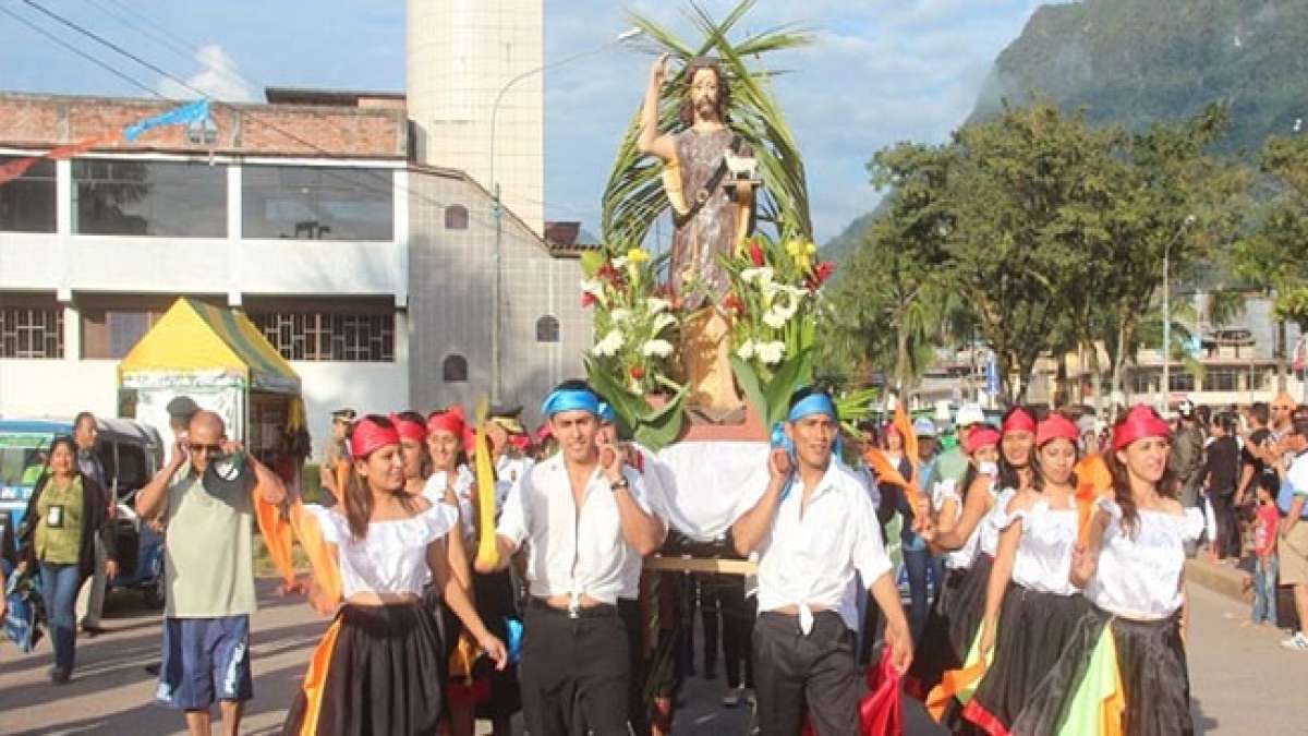 Erleben Sie die magische Atmosphäre des Festes des Heiligen Johannes in Iquitos, Peru, das jedes Jahr am 24. Juni gefeiert wird. Erleben Sie die magische Atmosphäre des Festes des Heiligen Johannes in Iquitos, Peru, das jedes Jahr am 24. Juni gefeiert wird.