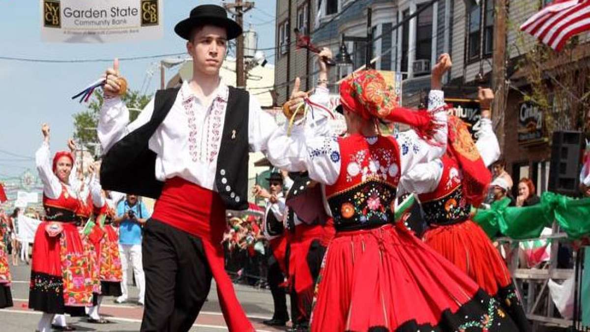 Erleben Sie die historische Parade zu Ehren des Heiligen Martial in Irun, Spanien, am 30. Juni, die an den Sieg der irunischen Truppen über die Franzosen im Jahr 1522 erinnert.