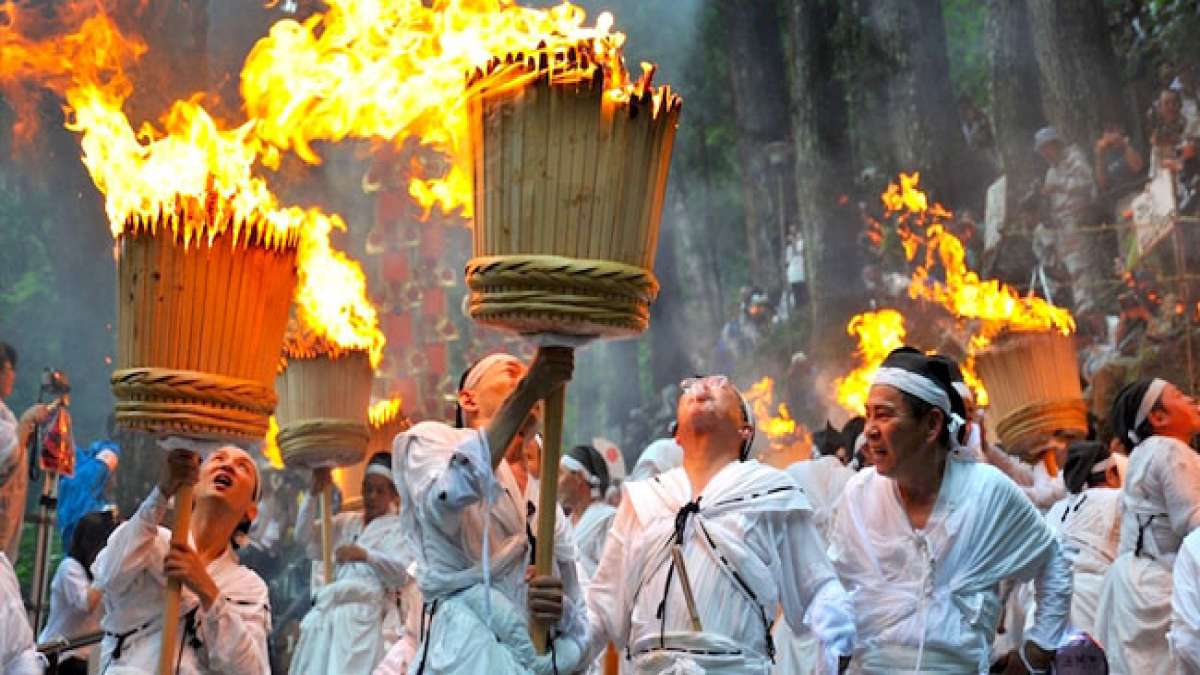 Erleben Sie das faszinierende Nachi-Feuerfest in Japan, eines der größten Feuerfestivals des Landes, bei dem brennende Fackeln den Weg zu einem heiligen Wasserfall hinabtragen und dabei spirituelle Reinigung zelebrieren.
