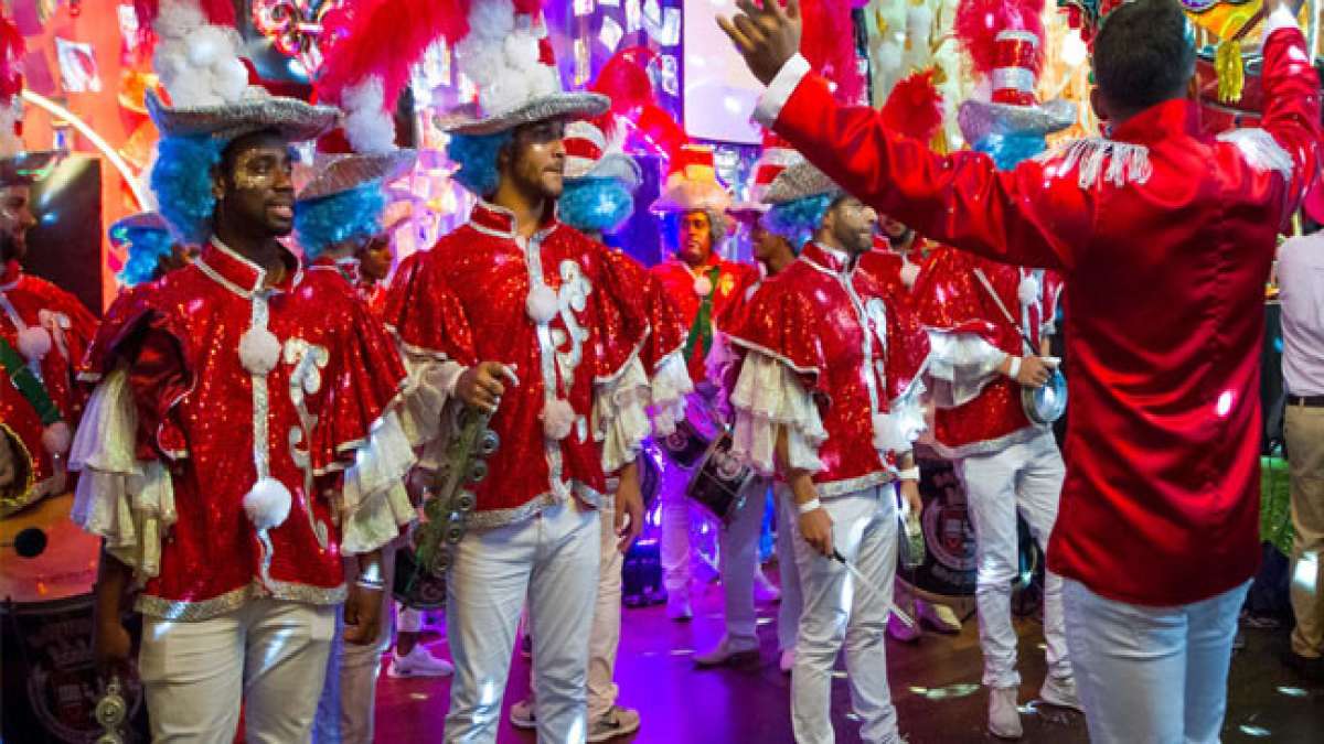 Feiern Sie den Tag des Minnesängers in Argentinien und Uruguay, eine Hommage an die faszinierende Kunst der Payada, bei der Musik und Poesie zu einer beeindruckenden improvisierten Geschichte verschmelzen.