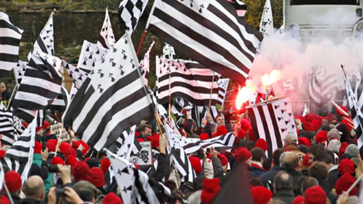 Feiern Sie den bretonischen Nationalfeiertag in Frankreich und erinnern Sie sich an die historische Schlacht von Trans vor 1068 Jahren, die die Bretonen gegen die Wikinger vereinte und die Besetzung ihres Landes durch die Normannen beendete.