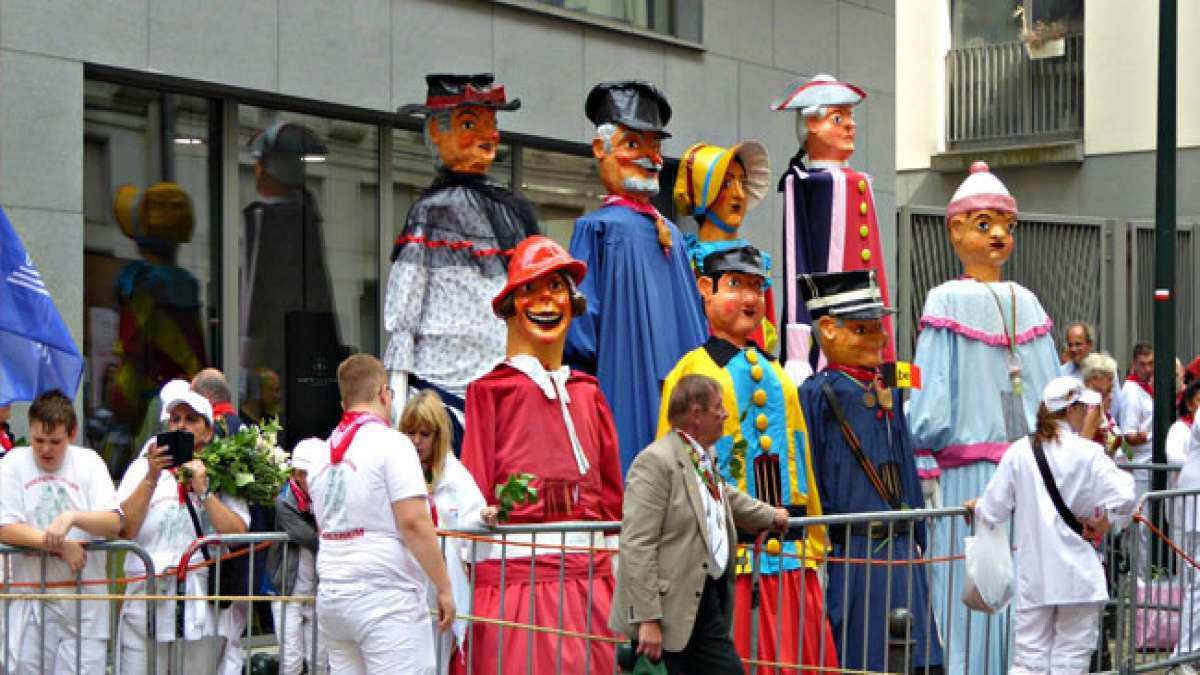 Erleben Sie den MeyBoom Day in Belgien, eine faszinierende Tradition, die Folklore, Schutzheiligenfeier und alte Nachbarschaftsrivalitäten miteinander verbindet. Erleben Sie den MeyBoom Day in Belgien, eine faszinierende Tradition, die Folklore, Schutzheiligenfeier und alte Nachbarschaftsrivalitäten miteinander verbindet.