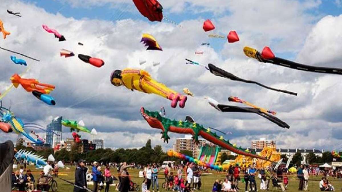 Erleben Sie die Magie des Internationalen Drachenfestivals in Gujarat, Indien, wenn tausende farbenfrohe Drachen den Winterhimmel in ein atemberaubendes Spektakel verwandeln.
