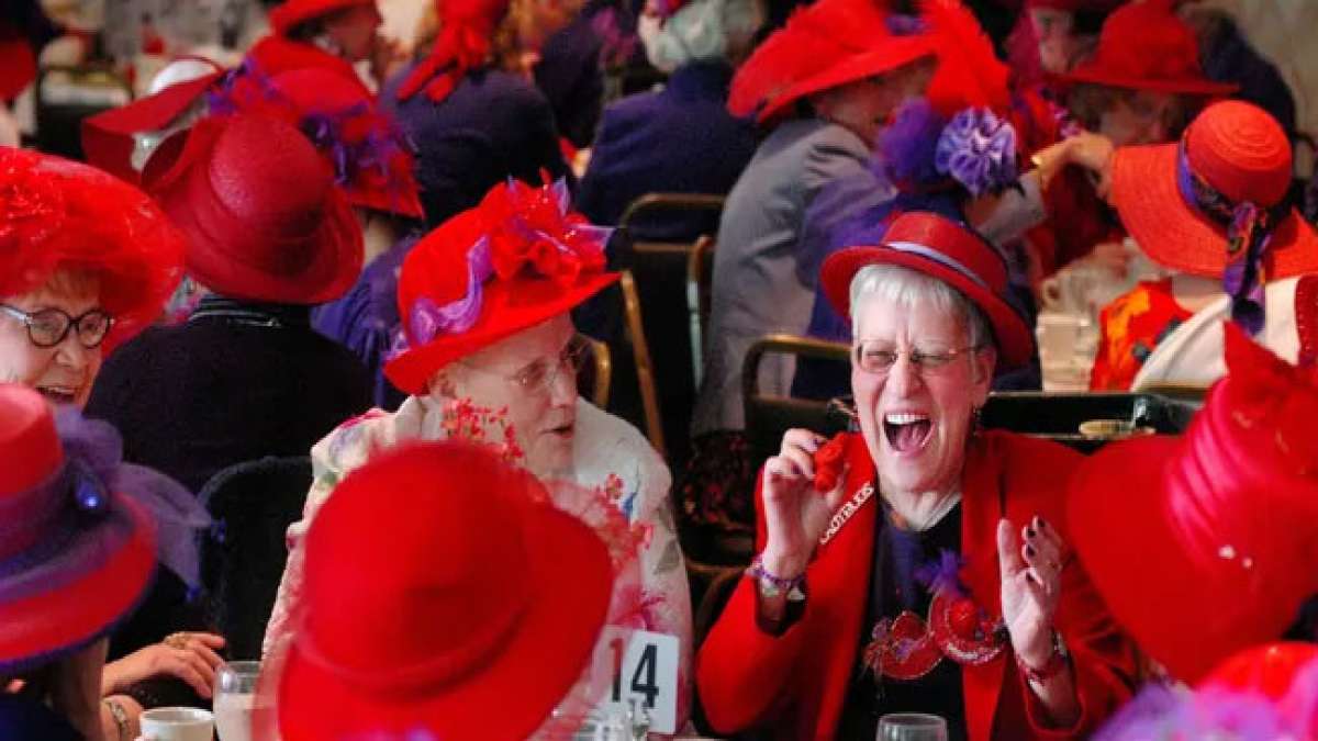 Tauchen Sie ein in die lebendige Welt der Red Hat Society – eine internationale Gemeinschaft für mutige und spielerische Frauen ab 50 Jahren (aber für Frauen jeden Alters offen).