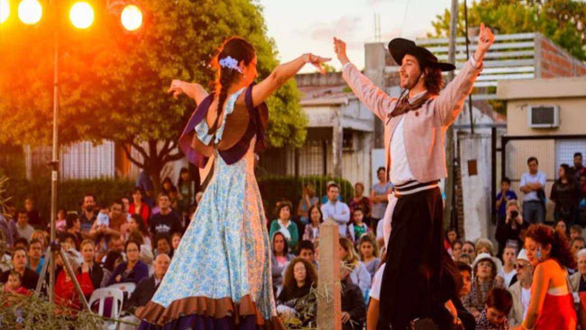 Erleben Sie die Magie des Nationalen Chacarera-Festivals in Argentinien, einem zweitägigen Spektakel der Santiagueña-Folkloremusik mit renommierten Künstlern. Erleben Sie die Magie des Nationalen Chacarera-Festivals in Argentinien, einem zweitägigen Spektakel der Santiagueña-Folkloremusik mit renommierten Künstlern.