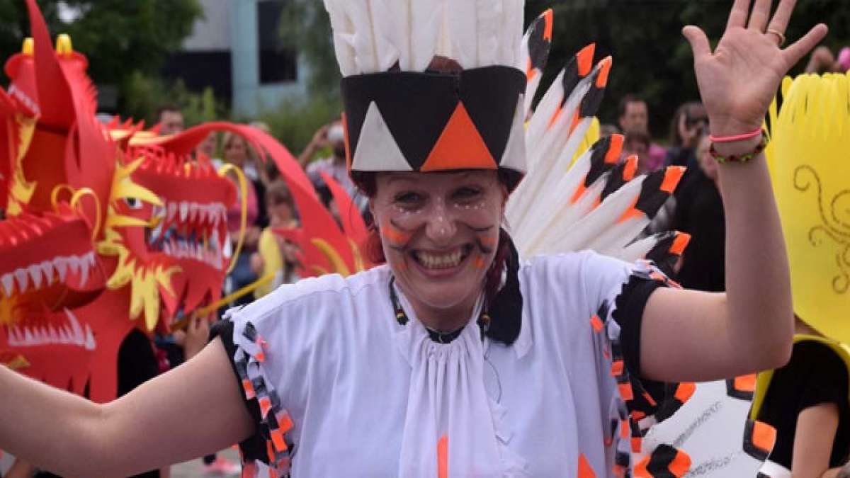 Entdecken Sie den handgemachten Karneval in Lincoln und Buenos Aires, Argentinien, ein farbenfrohes Fest, das vom 5. bis 20. Februar stattfindet und zahlreiche Touristen anzieht. Entdecken Sie den handgemachten Karneval in Lincoln und Buenos Aires, Argentinien, ein farbenfrohes Fest, das vom 5. bis 20. Februar stattfindet und zahlreiche Touristen anzieht.