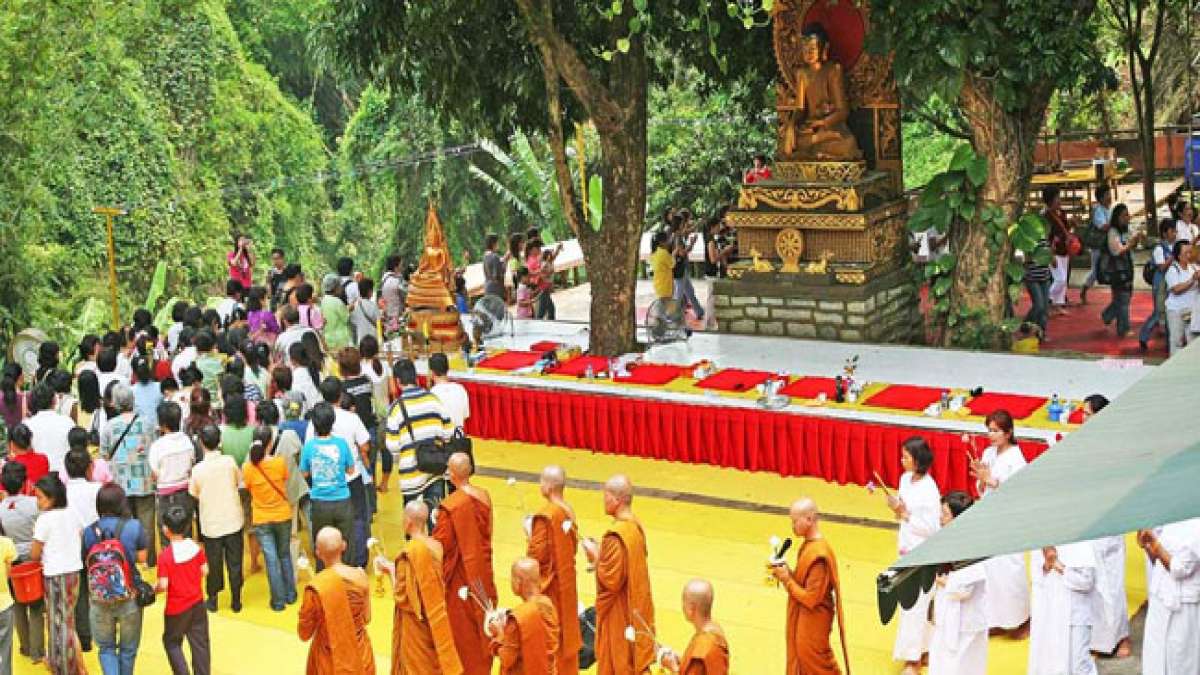 Feiern Sie Buddhas Geburtstag in Hongkong – ein spirituelles Ritual und gesetzlicher Feiertag, der die Seele läutert und traditionelle grüne Kekse einschließt. Feiern Sie Buddhas Geburtstag in Hongkong – ein spirituelles Ritual und gesetzlicher Feiertag, der die Seele läutert und traditionelle grüne Kekse einschließt.