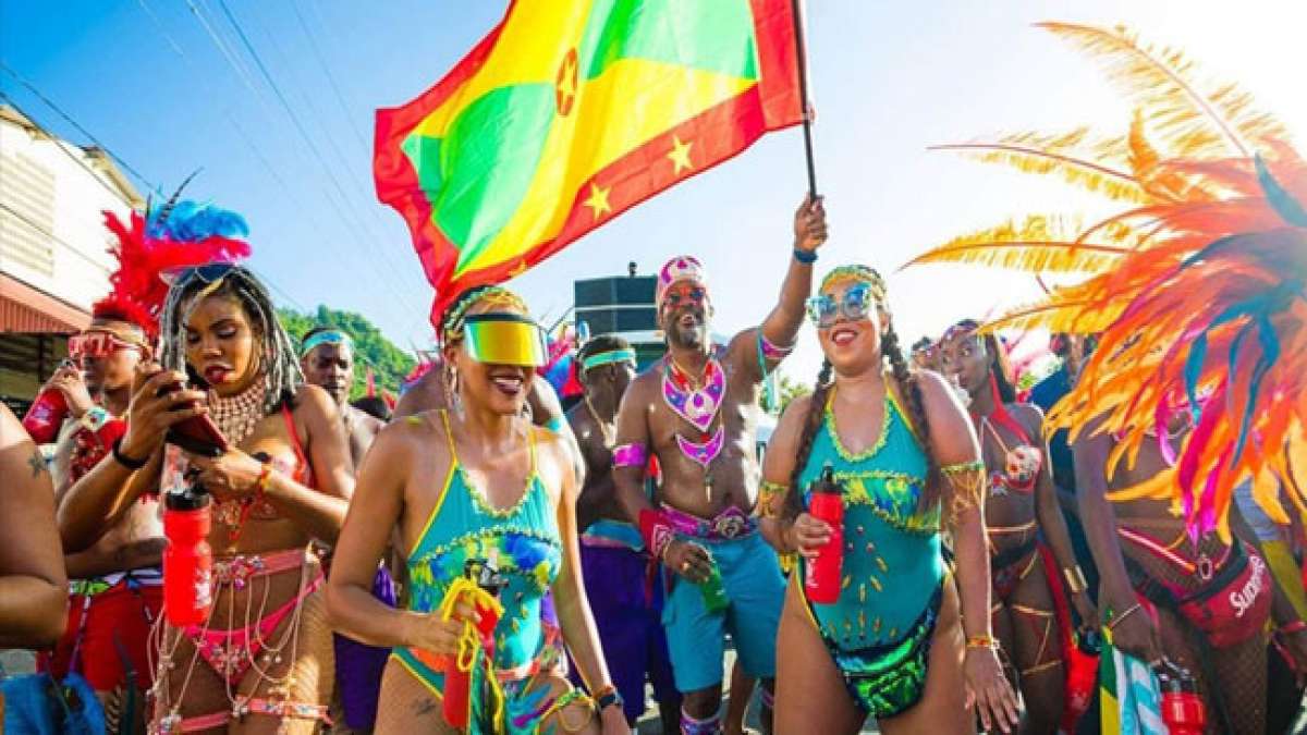Tauchen Sie ein in das lebendige und wilde Spicemas-Karneval in Grenada, auch bekannt als August Mas. Tauchen Sie ein in das lebendige und wilde Spicemas-Karneval in Grenada, auch bekannt als August Mas.
