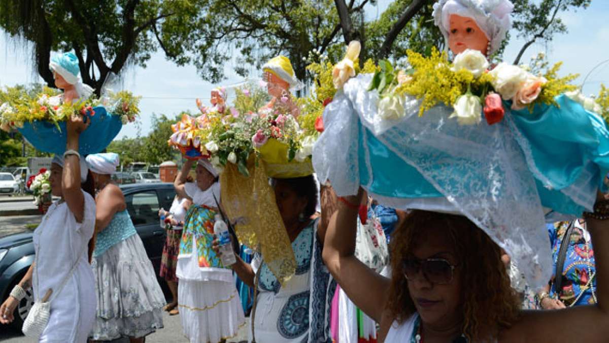 Erleben Sie die Magie von Festa de Imanja in Salvador, Bahia, Brasilien - ein faszinierendes Fest zu Ehren von Iemanja, der Göttin des Wassers. Erleben Sie die Magie von Festa de Imanja in Salvador, Bahia, Brasilien - ein faszinierendes Fest zu Ehren von Iemanja, der Göttin des Wassers.