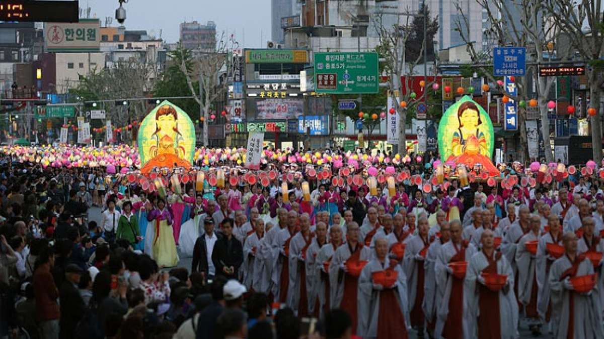 Feiern Sie Buddhas Parinirvana in Bhutan, ein buddhistisches Fest, das den Tod des Buddha und sein Erreichen des Nirvana würdigt. Feiern Sie Buddhas Parinirvana in Bhutan, ein buddhistisches Fest, das den Tod des Buddha und sein Erreichen des Nirvana würdigt.