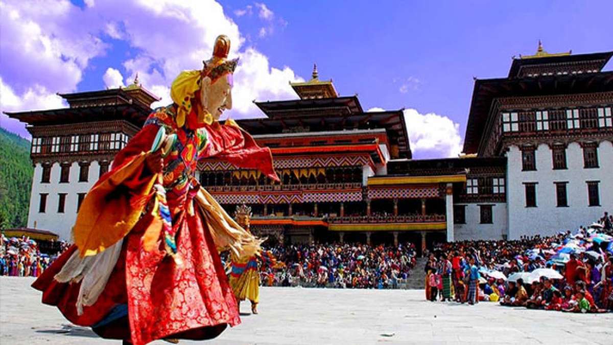Erleben Sie die spirituelle Pracht des Thimphu Drubchen in Bhutan, einem heiligen Maskentanzfest, das der Schutzgottheit des Landes gewidmet ist. Erleben Sie die spirituelle Pracht des Thimphu Drubchen in Bhutan, einem heiligen Maskentanzfest, das der Schutzgottheit des Landes gewidmet ist.