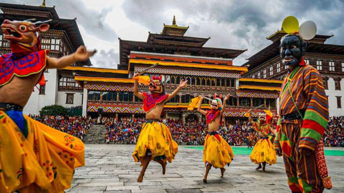 Erleben Sie die spirituelle Pracht des Thimphu Tshechu in Bhutan, einem dreitägigen religiösen Fest, das tief in der buddhistischen Tradition verwurzelt ist.