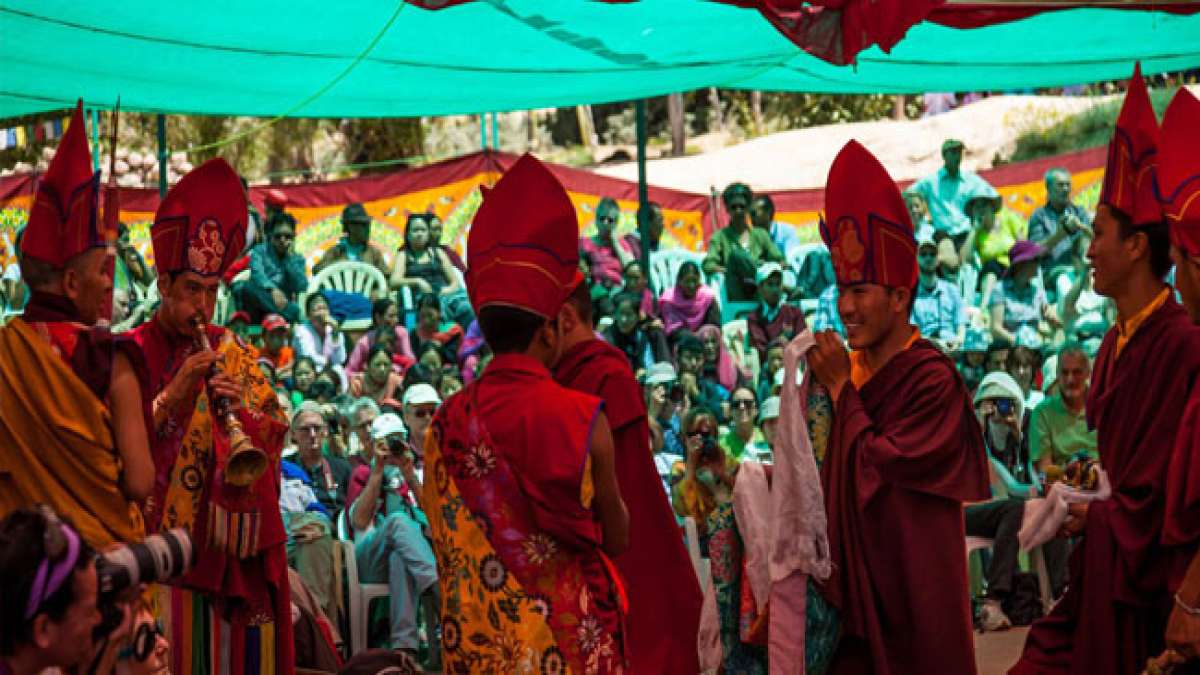 Feiern Sie Lhabab Duchen, den Tag des Abstiegs von Lord Buddha, ein wichtiges buddhistisches Fest, das den zweiten Besuch des Buddha auf der Erde nach seiner Lehre im Trāyastriṃśa-Himmel ehrt.