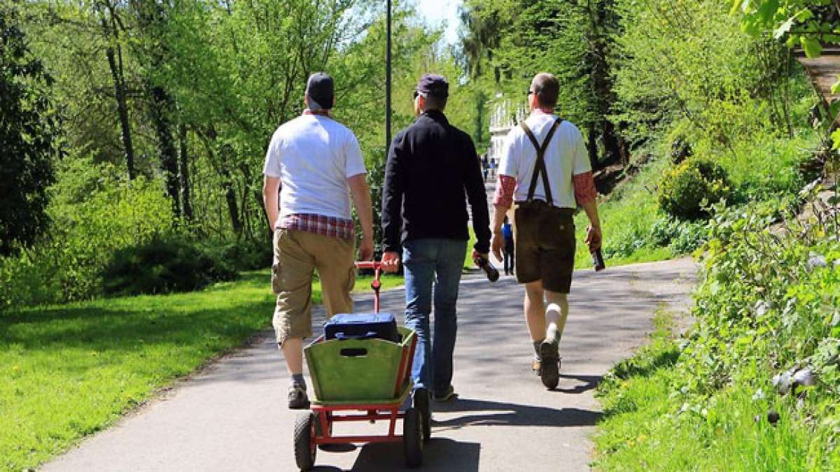 Feiern Sie den Vatertag in Deutschland mit Bier und Bollerwagen an Christi Himmelfahrt. Feiern Sie den Vatertag in Deutschland mit Bier und Bollerwagen an Christi Himmelfahrt.