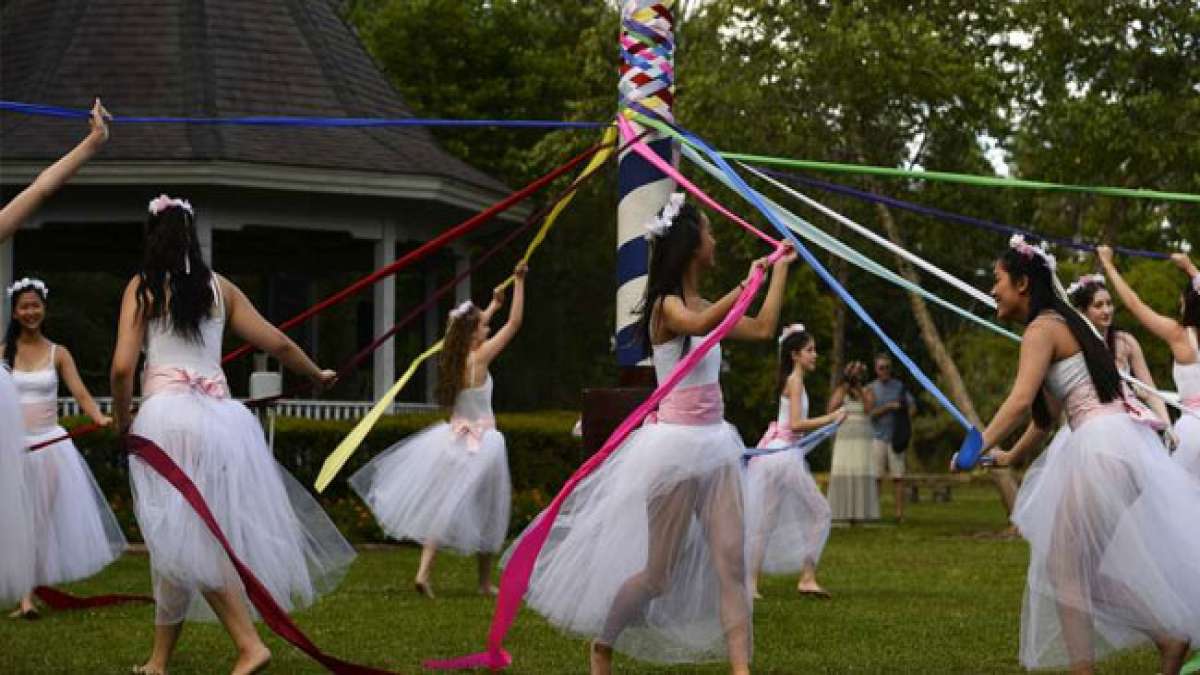 Feiern Sie den Maiabend, eine traditionsreiche Zeit des Dankes und der Fruchtbarkeit in Deutschland.