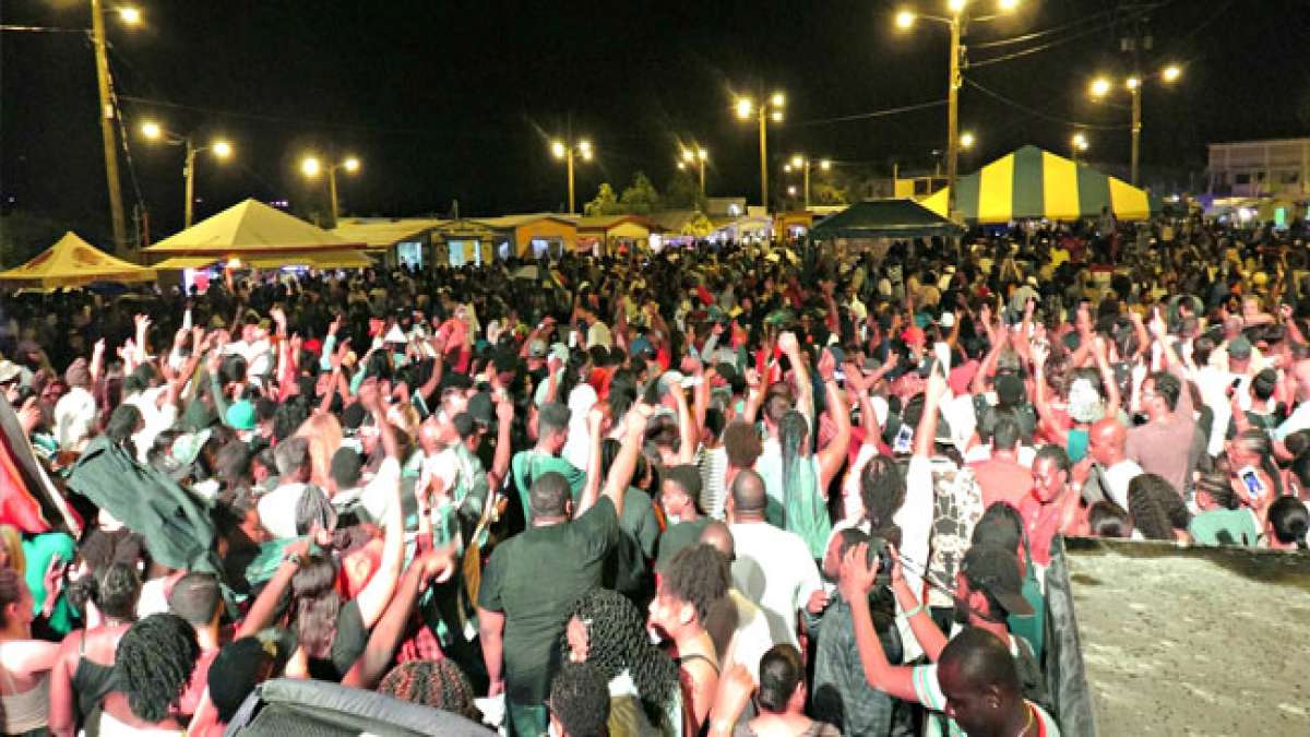 Feiern Sie den kruzianischen Weihnachtskarneval auf St. Croix, einer Insel der US-Jungferninseln, der 10 Tage vor dem ersten Samstag im Januar beginnt. Feiern Sie den kruzianischen Weihnachtskarneval auf St. Croix, einer Insel der US-Jungferninseln, der 10 Tage vor dem ersten Samstag im Januar beginnt.