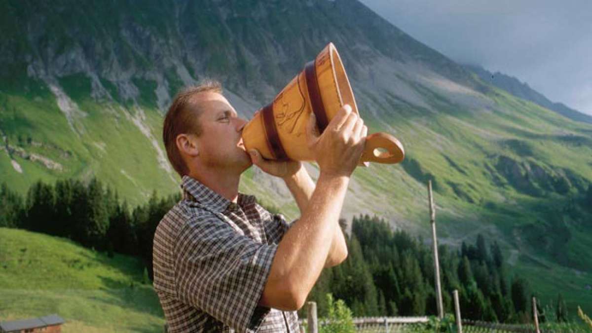 Tauchen Sie ein in die Schweizer Tradition des Eidgenössischen Dank-, Buss- und Bettags, einem interreligiösen Fest, das von verschiedenen Glaubensrichtungen gefeiert wird.