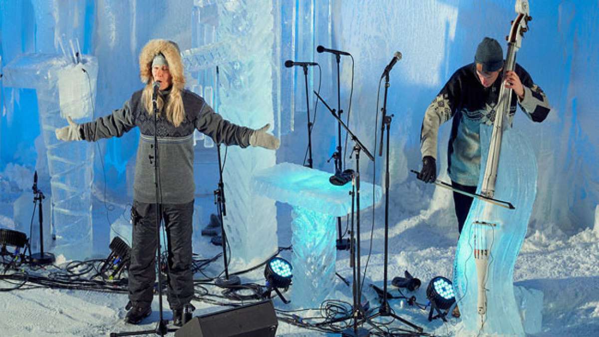 Erleben Sie die einzigartige Magie des Eismusikfestivals in Norwegen, wo Musikinstrumente aus Eis geschnitzt werden und Künstler unter dem Vollmond auftreten.