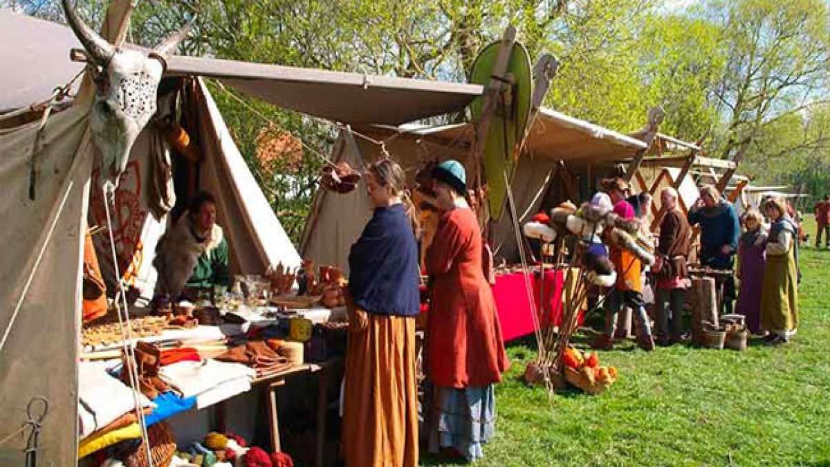 Entdecken Sie handgefertigte Souvenirs, nehmen Sie am Bogenschießen teil und erleben Sie eine unvergessliche Woche inmitten der historischen Kulisse des Ribe VikingeCenters.