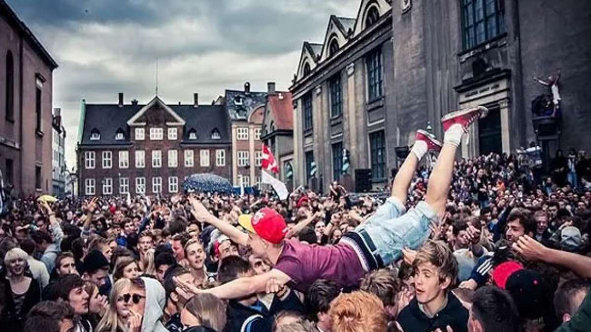 Tauchen Sie ein in das pulsierende Nachtleben von Kopenhagen beim Distortion Festival, Europas größtem Straßenfest und Festival für elektronische Musik.