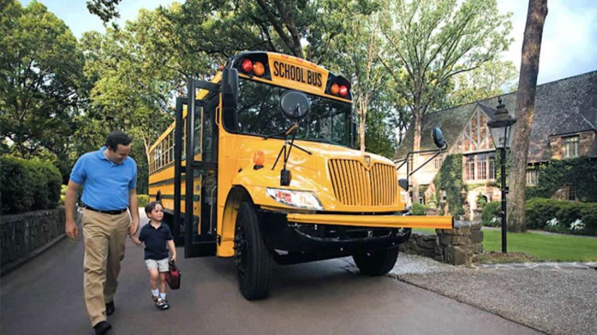 Sicher zur Schule: Die Nationale Schulbussicherheitswoche in den USA ist eine jährliche Initiative, die Eltern, Schüler, Lehrer, Autofahrer und Schulbusbetreiber zusammenbringt, um die Bedeutung der Schulbussicherheit zu betonen. Sicher zur Schule: Die Nationale Schulbussicherheitswoche in den USA ist eine jährliche Initiative, die Eltern, Schüler, Lehrer, Autofahrer und Schulbusbetreiber zusammenbringt, um die Bedeutung der Schulbussicherheit zu betonen.