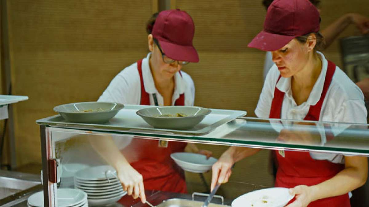 Feiern Sie die Helden der Schulverpflegung während der Woche der Anerkennung von Mitarbeitern der Schulernährung in den USA. Feiern Sie die Helden der Schulverpflegung während der Woche der Anerkennung von Mitarbeitern der Schulernährung in den USA.