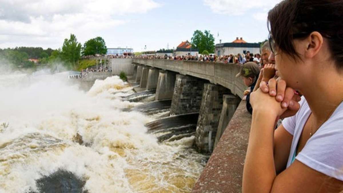 Erleben Sie die Magie der Wasserfalltage in Trollhättan, Schweden, am dritten Freitag im Jahr.