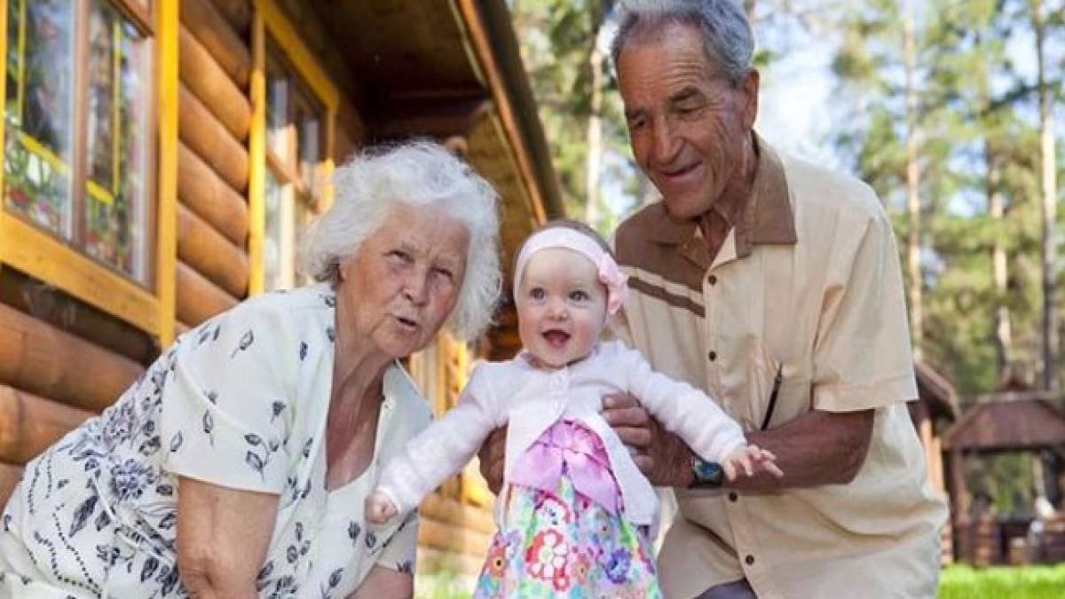 Feiern Sie den Enkel- und Großelterntag in Russland als ein herzliches Familienfest, um die geliebten älteren Generationen zu ehren.