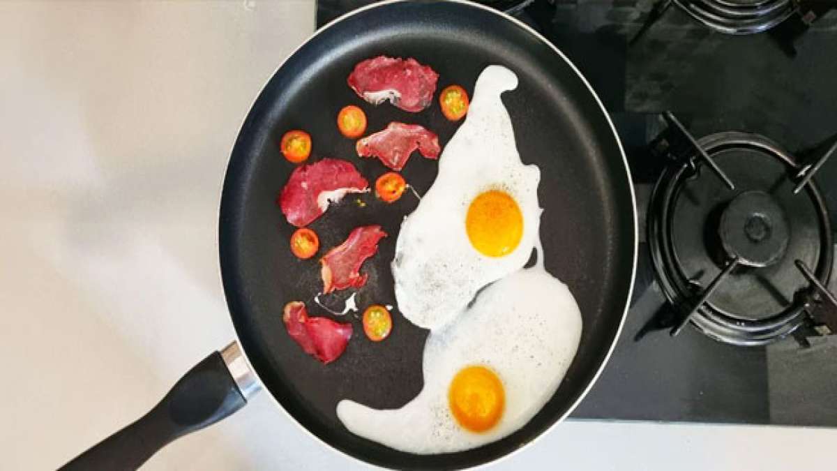 Der Teflon-Tag: Entdecken Sie die faszinierende Welt von Teflon, einer vielseitigen synthetischen Chemikalie, die Produkte wasserdicht macht, die Reibung verringert und Antihaft-Oberflächen schafft.