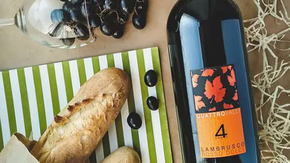 Feiere den erfrischenden Lambrusco-Tag mit diesem sprudelnden Rotwein aus der Lambrusco-Traube. Feiere den erfrischenden Lambrusco-Tag mit diesem sprudelnden Rotwein aus der Lambrusco-Traube.
