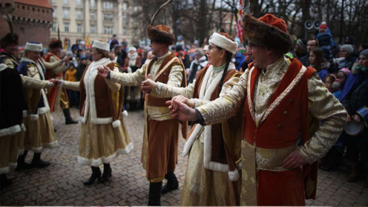 Der Tag steht ursprünglich für den dreizehnten Weihnachtstag und ist mit christlichen religiösen Ereignissen verbunden, darunter die Geburt und die Taufe Christi sowie der Heiligen Drei Könige.
