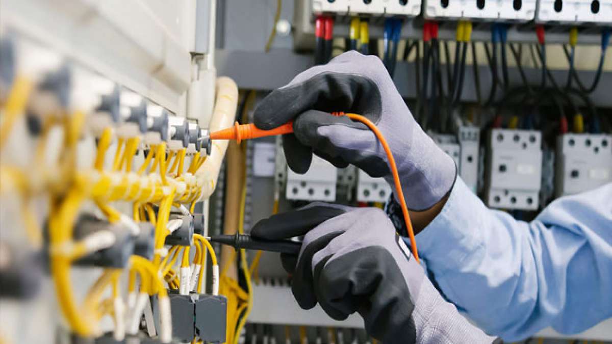 Erleben Sie den Tag des Elektrikers und entdecken Sie die vielseitigen Werkzeuge und Fähigkeiten, die Elektriker nutzen, um unsere Welt mit Strom zu versorgen. Erleben Sie den Tag des Elektrikers und entdecken Sie die vielseitigen Werkzeuge und Fähigkeiten, die Elektriker nutzen, um unsere Welt mit Strom zu versorgen.
