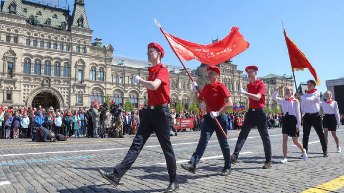 Feiern Sie den Tag der Gründung der Jugendbewegung in Russland, der am 15. Juni 1918 ins Leben gerufen wurde.