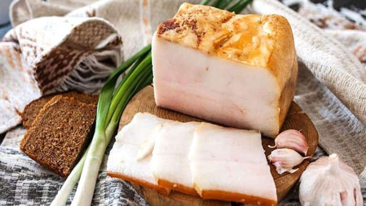 Feiern Sie den ukrainischen Salo-Tag und entdecken Sie die kulturelle Bedeutung dieses traditionellen ukrainischen Lebensmittels, das seit Jahrhunderten einen festen Platz in der Gastronomie und Kultur des Landes einnimmt.