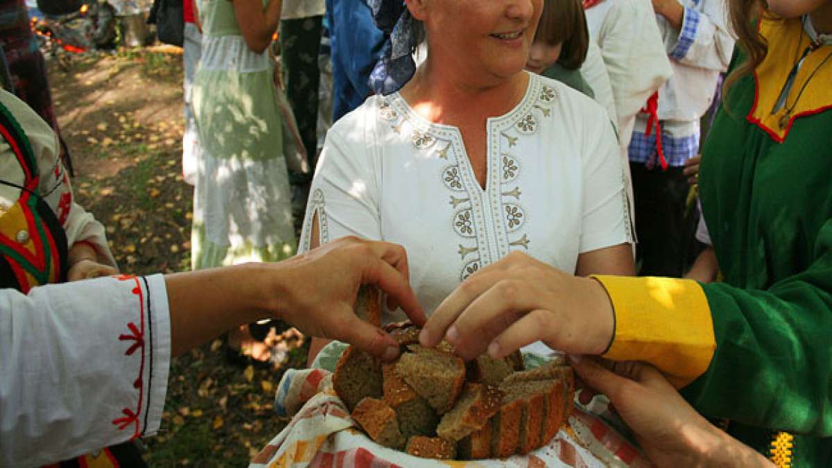 Feiern Sie das Fest der Rozhanitsy in der Ukraine - eine Hommage an die Geburt der Jungfrau Maria und die starke Bindung von Mutter und Tochter.