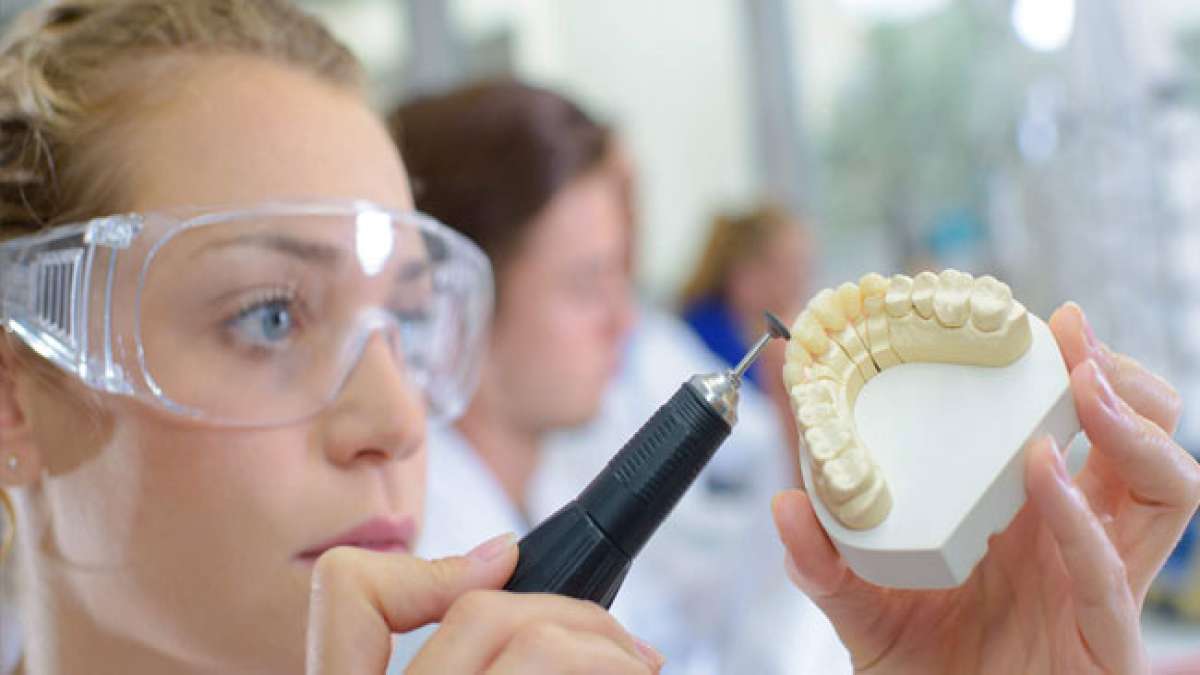 Feiern Sie den Europäischen Tag der Zahntechniker, an dem unsere Fachleute in ganz Europa ihre Bedeutung für die Zahnmedizin und die Gesundheit der Patienten hervorheben. Feiern Sie den Europäischen Tag der Zahntechniker, an dem unsere Fachleute in ganz Europa ihre Bedeutung für die Zahnmedizin und die Gesundheit der Patienten hervorheben.