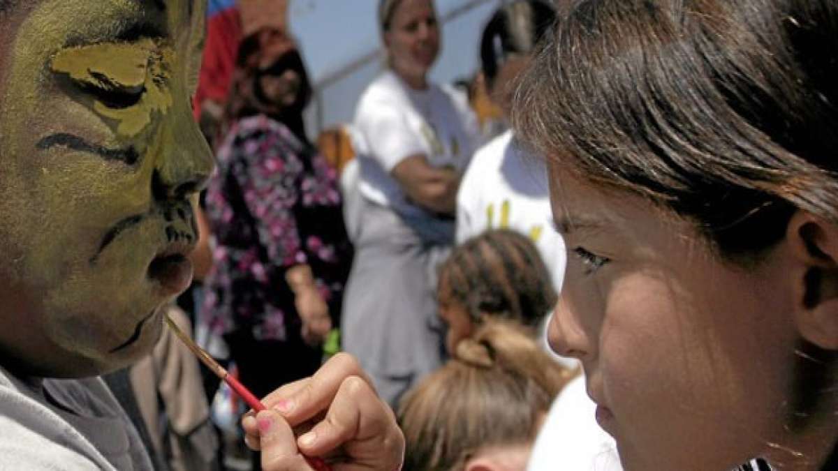 Entdecken Sie Big Sunday, eine inspirierende gemeinnützige Organisation in Kalifornien, die auf dem Prinzip von 'tikkun olam' basiert - der Idee, die Welt zu einem besseren Ort zu machen.