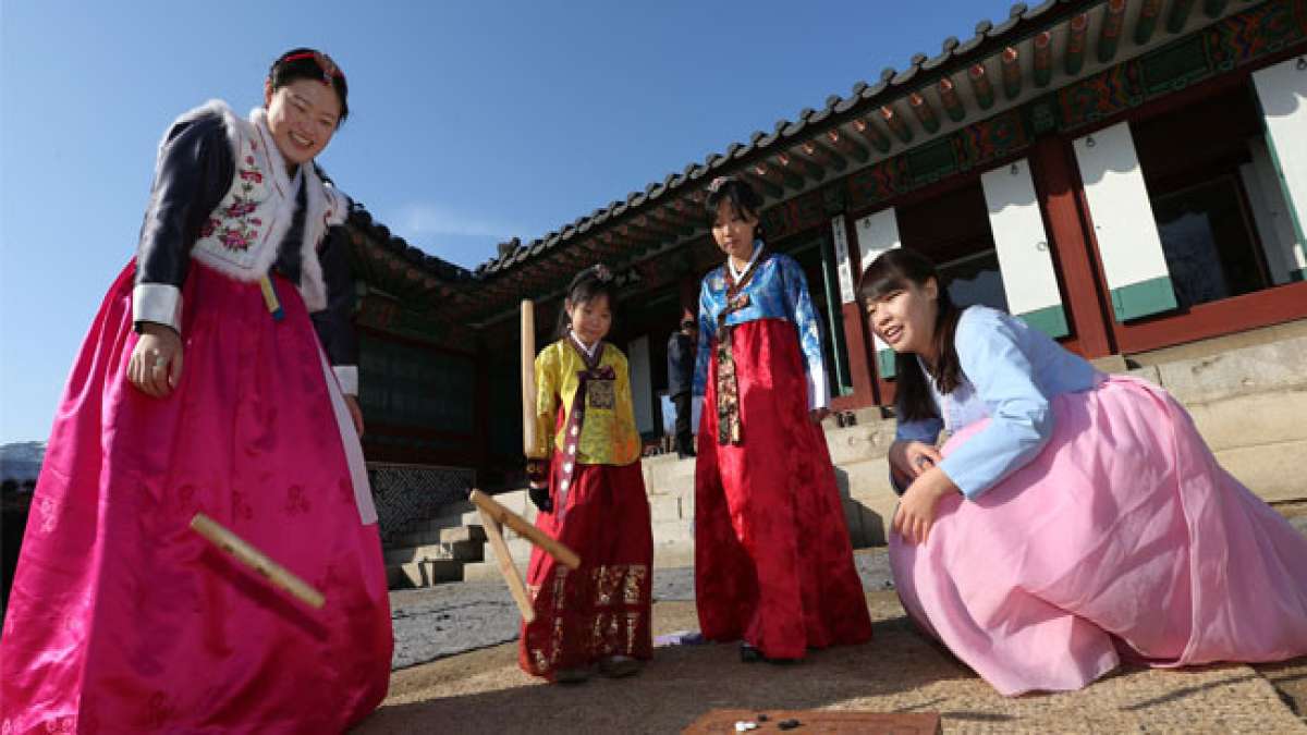 Feiern Sie das traditionelle koreanische Neujahrsfest (설날) im Januar oder Februar, das auf dem chinesischen Mondkalender basiert und den Beginn des Jahres mit kulturellen Festlichkeiten einläutet.