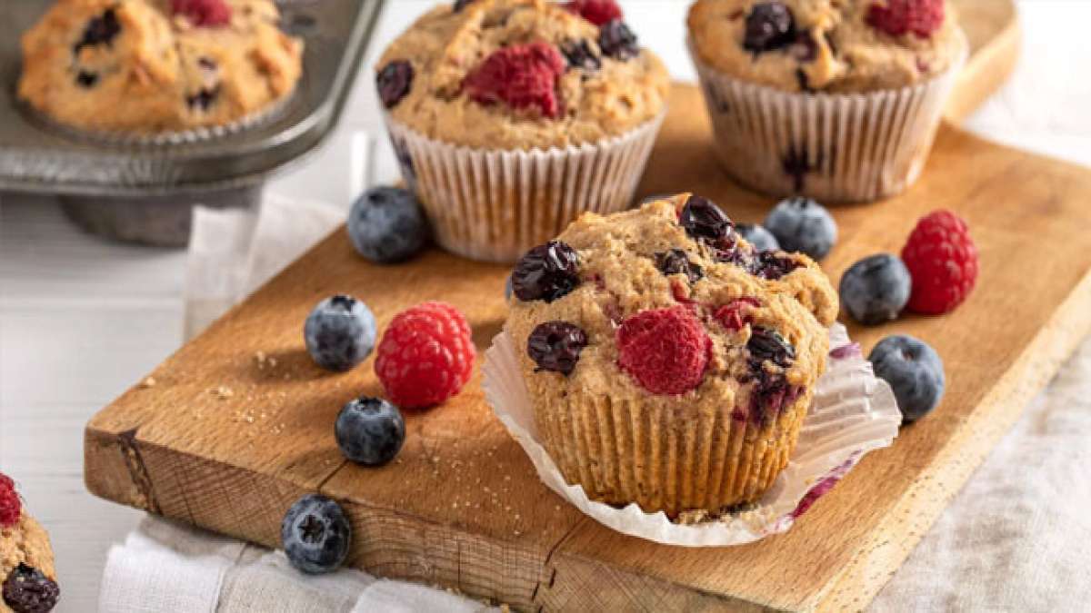 Genießen Sie die Leichtigkeit und den Geschmack dieser Muffins mit gefrorenen Beeren!