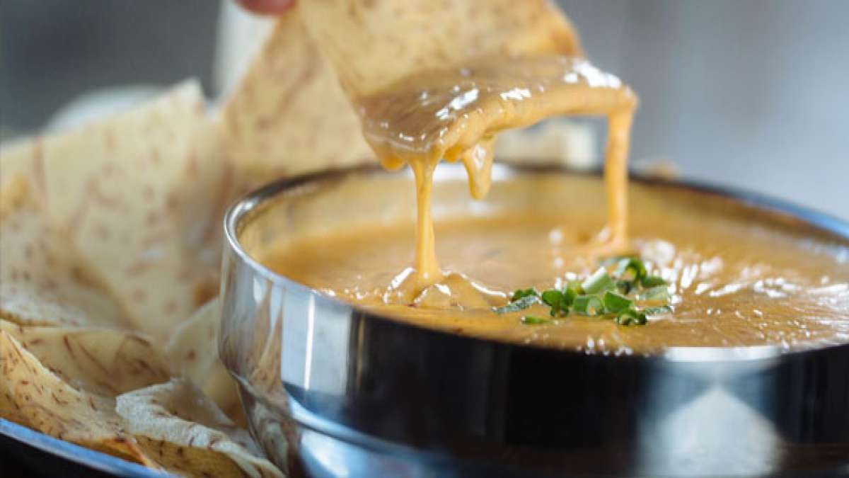 Feiern Sie den Nationalen Queso-Tag in den USA und entdecken Sie die vielfältige Welt des weißen Käses, der je nach Region unterschiedliche Geschmacksrichtungen und Variationen bietet.