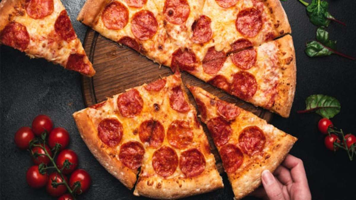 Feiern Sie den Nationalen Tag der Peperoni-Pizza in den USA und entdecken Sie die köstliche Welt der klassischen italienischen Pizza, perfekt gebacken mit einem knusprigen Hefeteig, herzhaftem Käse und der beliebten Zugabe von Peperoni.
