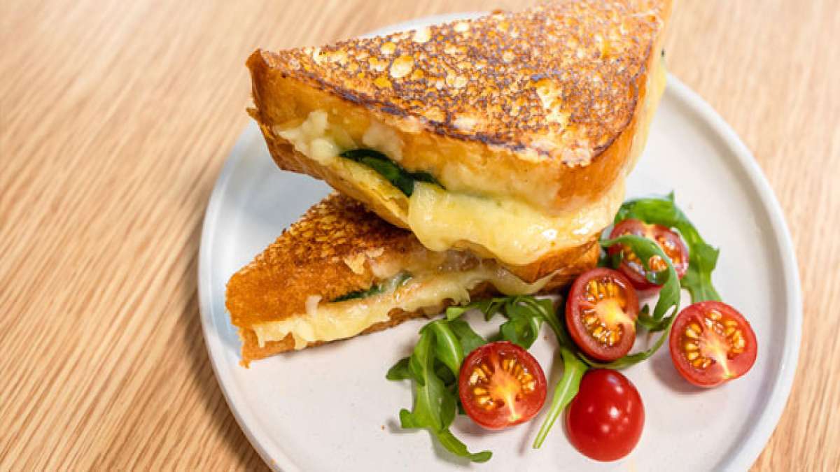 Feiern Sie den Nationalen Tag des Käsetoasts in den USA und genießen Sie die schmelzende Köstlichkeit eines perfekt gegrillten Käsesandwichs, bei dem goldbraunes Brot und geschmolzener Käse eine unwiderstehliche Kombination bilden.