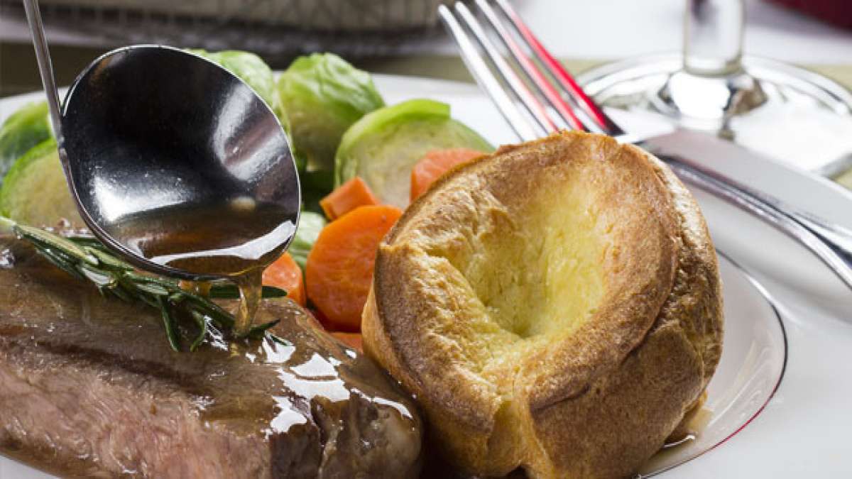 Feiern Sie den köstlichen britischen Yorkshire-Pudding-Tag, an dem knusprige, goldbraune Puddings aus Eiern, Mehl und Milch oder Wasser zelebriert werden.